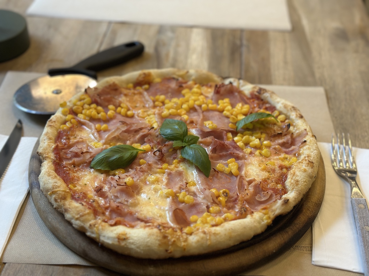 Pizza kukoricával és bazsalikommal